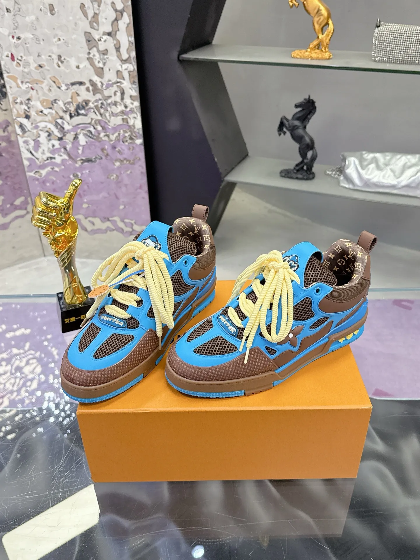 Factory price: 760💰 𝙇𝙑 𝟐𝟎𝟐5 𝐒𝐒 𝐧𝐞𝐰 Officially synchronized new colors💗 Louis Vuitton catwalk skateboard shoes are a hit, LOUIS VUITTON Trainer is undoubtedly one of the most successful Sneakers launched by luxury brands, but the pace of exploration will not stop. LOUISVUITTON will also bring a new series of skateboard shoes in the spring of 2025. The new series in the picture returns to the 90s Chunky Skate Shoes look and feel. The uppers are made of leather and mesh. The fat silhouette and thick shoelaces are very eye-catching. It is expected to have quite a few colors like the Trainer. Judging from the previous DIOR show skate shoes, this chunky style may be even stronger next year.  💎 LV small bread series LV bread shoe series 😘 Couple model Size: Female 35-40 Male 39-44, customized 45, 46